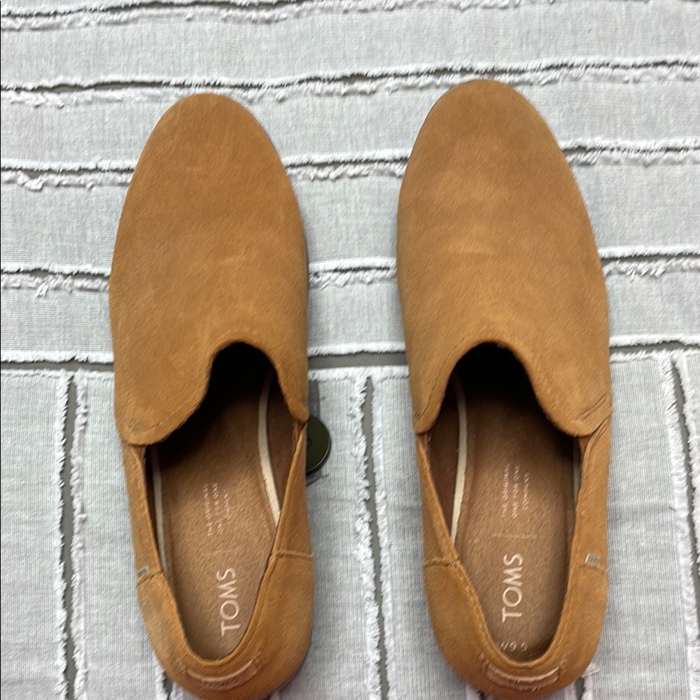 TOMS women’s Tan suede feel Slip-On Shoes